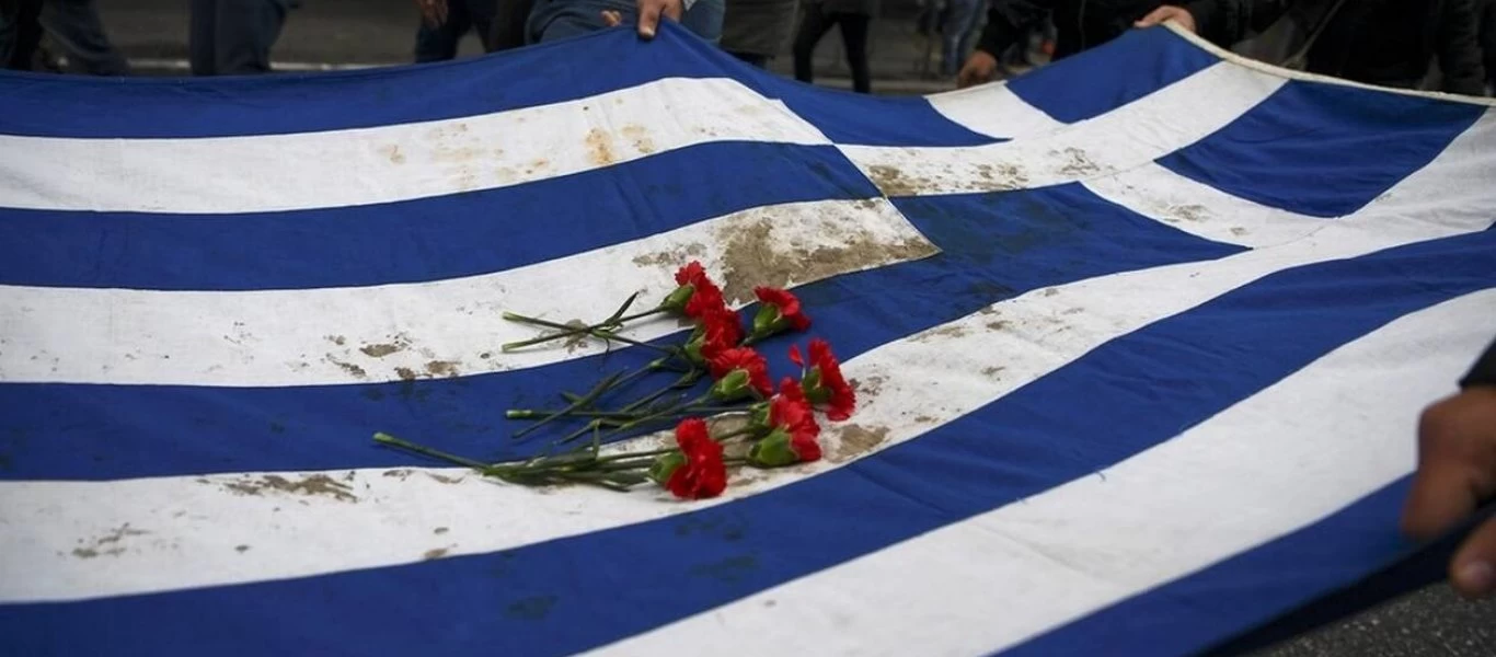 Επέτειος Πολυτεχνείου: Ξεκίνησε η πορεία με την αιματοβαμμένη σημαία - «Αδέρφια ζείτε εσείς μας οδηγείτε»